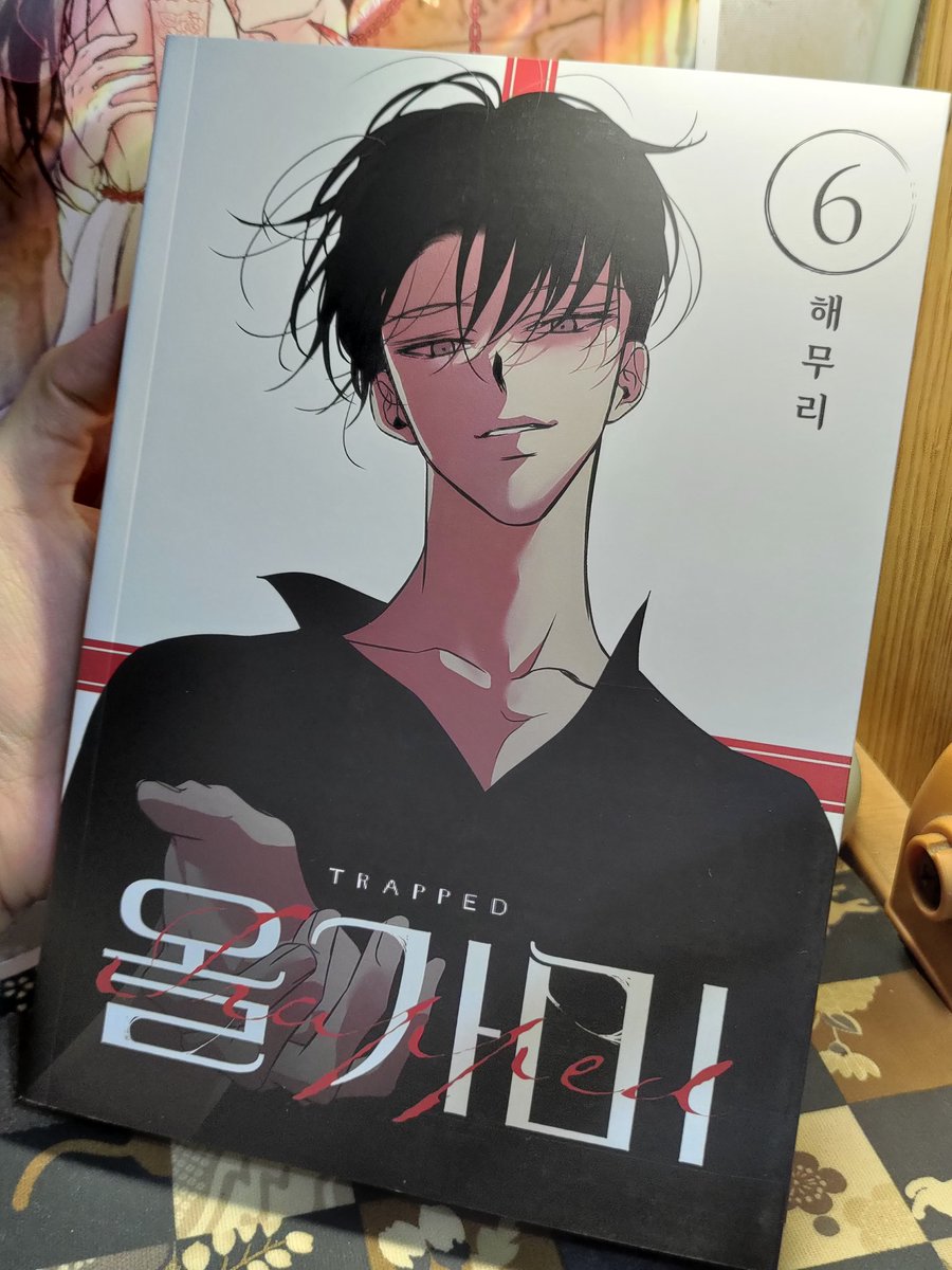 light_trapped's tweet photo. Finally got the new books😭😭😭
It is really awesome❤️❤️

@hae_rr  Thank you  for this masterpiece haemuri-nim 😍 You are the best😍😍😍
#올가미 #trapped https://t.co/6MQ3Nsvfek
