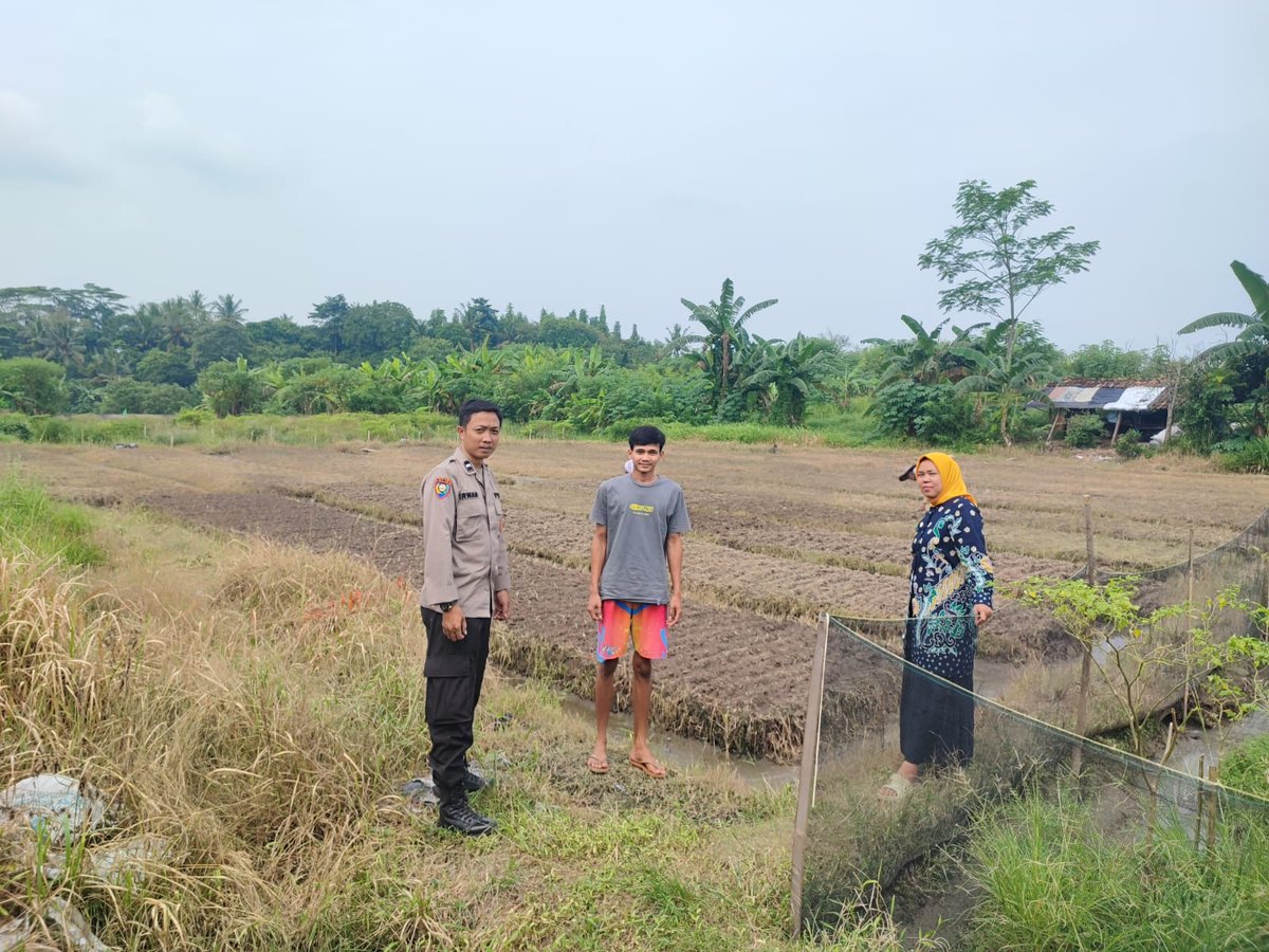 PSerangkota's tweet photo. Bhabinkamtibmas Polsek Curug Polresta Serang Kota Aipda Irwan, Melaksanakan sambang dan monitoring Program pemerintah dalam rangka ketahanan pangan Nasional di Kp. Jemaka Rt 004/003 Kel. Cilaku Kec. Curug Kota. Serang.
Kamis (17/07/2025) https://t.co/l20lvtGUhD