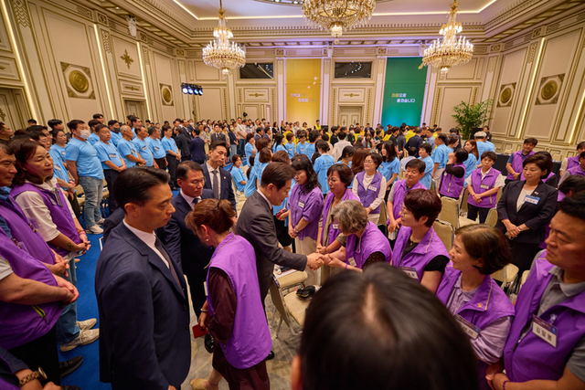아~ 피해자들을 구별(차별)하기 위해서
옷을 따로 입혔구나!
차별금지법 외치더니 
감시와 차별이 일상화 되었구나!