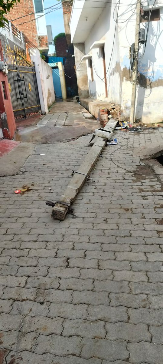 prakashshukla_'s tweet image. गिरिजाबाग में बिजली का पिलर 10 दिन से पड़ा हैं  न तो बिजली विभाग सुन रहा है J E साहब भी बता देते है कि ठेकेदार से बोला न ठेकेदार सुन रहा है।
स्कूल जाने वाले बच्चे परेशान हैं उनके स्कूल वाहन नहीं आ पा रहे हैं जन मानस परेशान  हैं।
#MVVNLHQ #MVVNLUNNAO #dmunnao