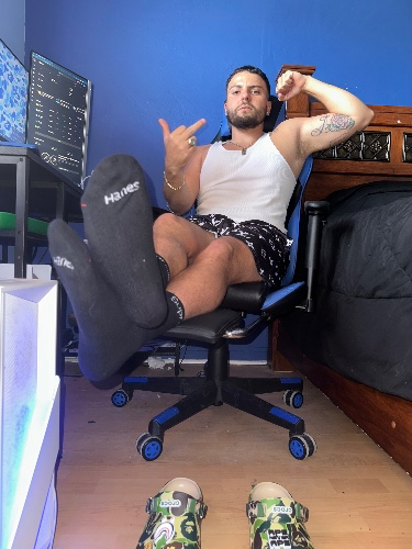 YourGodKevin's tweet photo. I just received a contribution towards FREE MONEY from CuckforAlphaCouple via Throne. Keep handing it over loser. https://t.co/cF2jCasNBb #Wishlist #Throne https://t.co/IAnJo56783
