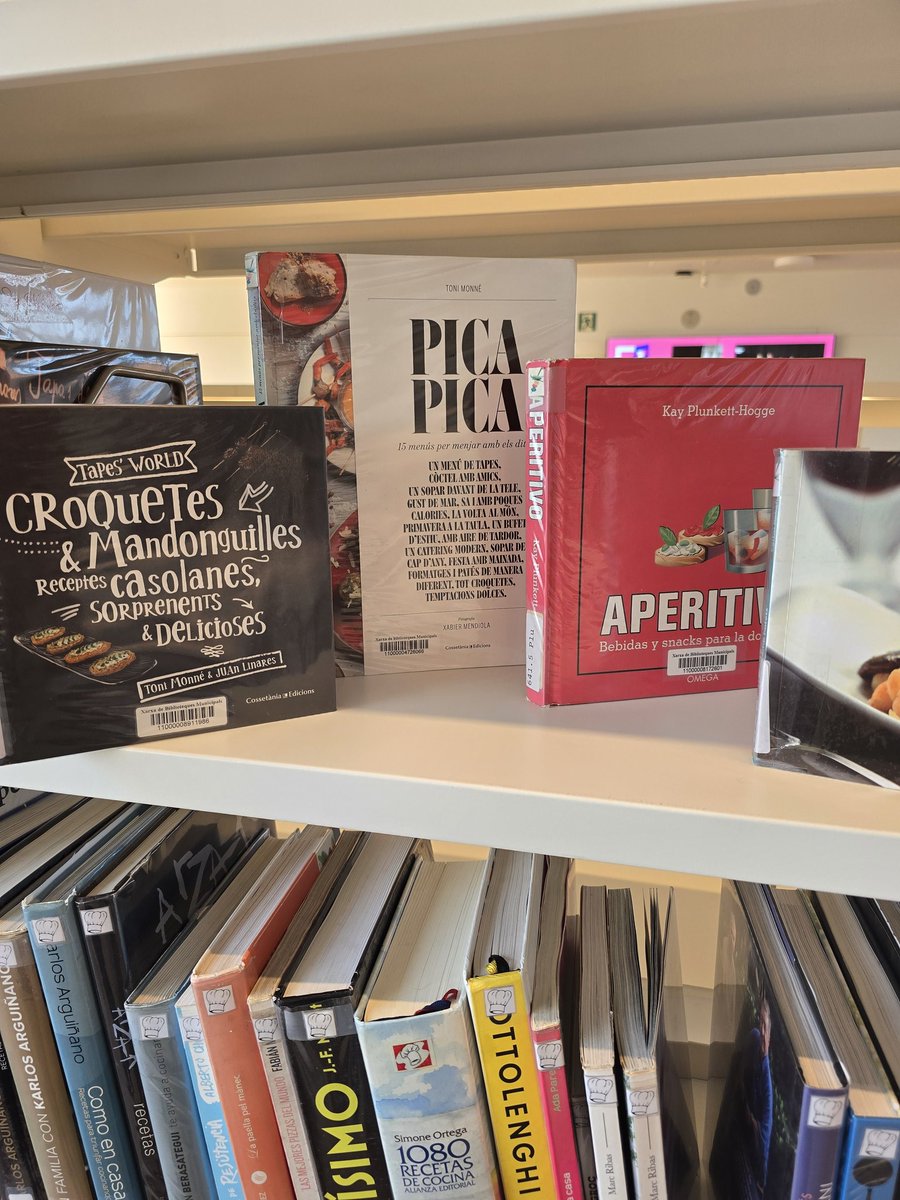 Biblioteca Pilarin Bayés de Vic tweet media