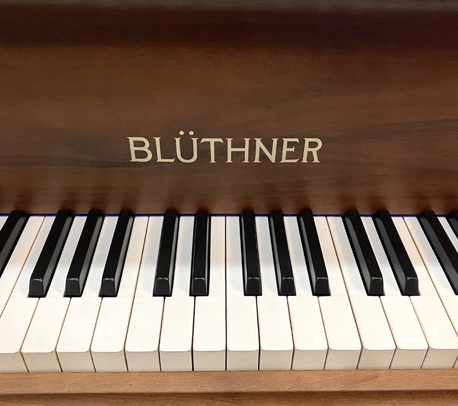 importedpiano's tweet image. 今日のピックアップピアノは

コンパクトなサイズからは想像できない
豊かな響きと個性的な音色が魅力。

【新入荷商品】
「ブリュートナー10」です。

詳しくは
imported-piano.jp/bluthner/bluth…

#ブリュートナー #bluthner #ヨーロッパピアノ #輸入ピアノ #輸入ピアノジャパン #piano #importedpiano…