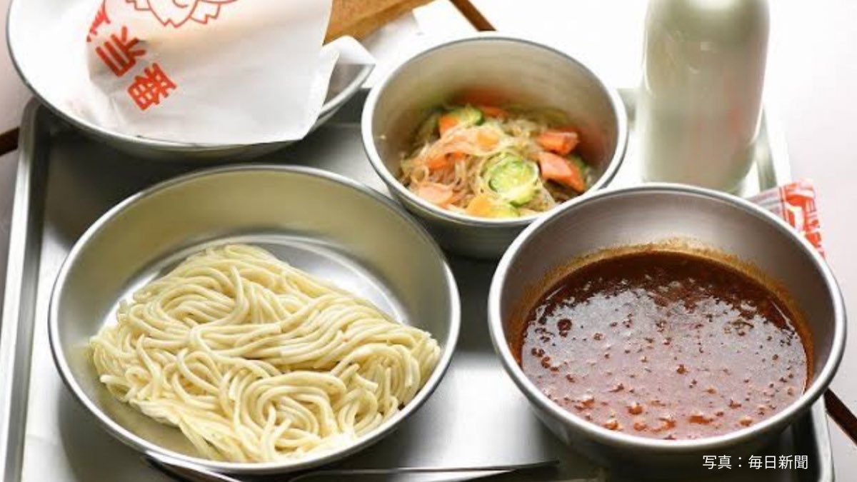 jed5040's tweet image. 「そふとめん」と何度も聞こえてくる。「ソフト麺」ばかり思い浮かぶ。
給食のナゾ麺。知らないかな?
調べてみた。関東の給食センターが開発。スパゲティは硬すぎるので中華麺的製麺。どっちのスープでも使ってたっけ。
2000年くらいで消えた。
40代までの人は知ってる人、知らない人に分かれる。