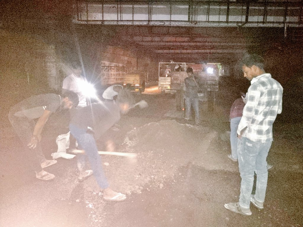 Vivek Sharma (@lko_viveksharma) on Twitter photo एक बार फिर लोक निर्माण विभाग के प्रांतीय खंड,लखनऊ के जिम्मेदार अधिशासी अभियंता सत्येंद्र नाथ की टीम ने..जनसरोकार से जुड़े जनकार्य हेतु आम नागरिक निवेदन को किया..स्वीकार..😊🙏🏻..आभार..<a href="/uppwdofficial/">Public Works Department, Uttar Pradesh</a>
उक्त क्षतिग्रस्त सड़क (स्थल) में हुए गड्ढों से..लग रहे झटकों से वाहन चालकों को एक बार फिर लोक निर्माण विभाग के प्रांतीय खंड,लखनऊ के जिम्मेदार अधिशासी अभियंता सत्येंद्र नाथ की टीम ने..जनसरोकार से जुड़े जनकार्य हेतु आम नागरिक निवेदन को किया..स्वीकार..😊🙏🏻..आभार..<a href="/uppwdofficial/">Public Works Department, Uttar Pradesh</a>
उक्त क्षतिग्रस्त सड़क (स्थल) में हुए गड्ढों से..लग रहे झटकों से वाहन चालकों को