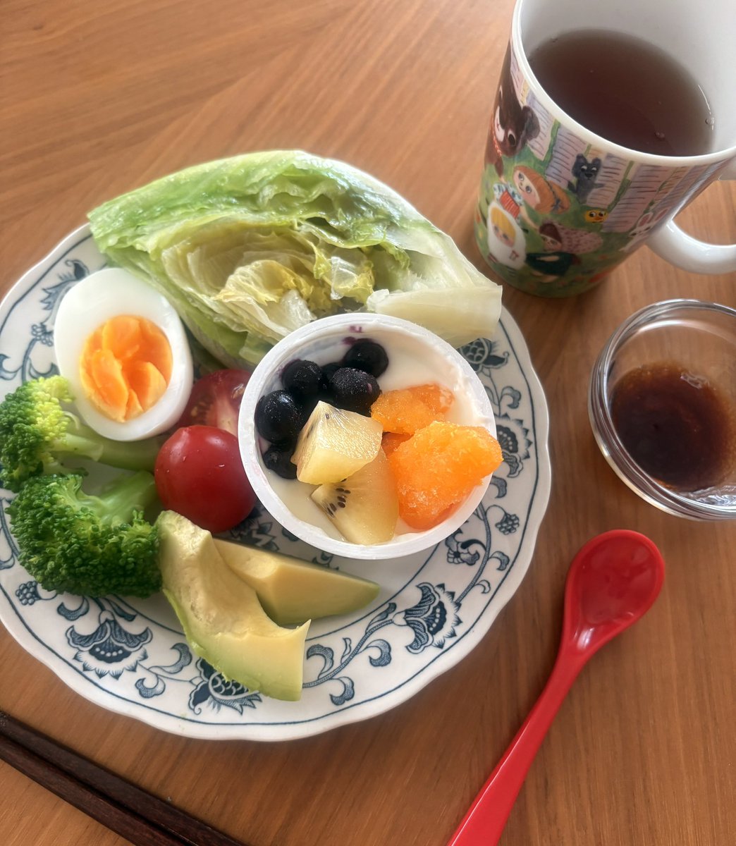 mosmouth's tweet photo. ☑️サラダプレート
(レタスの湯引き、ゆで卵半分、トマト、ブロッコリー、アボカド、アマニ油入ソース)

☑️ヨーグルト
(冷凍みかん、ブルーベリー、キウイ)

☑️暖かい黒ウーロン茶

約260 kcal、タンパク質10.3g
#ダイエット
#コレステロール https://t.co/7yf5RntAsr