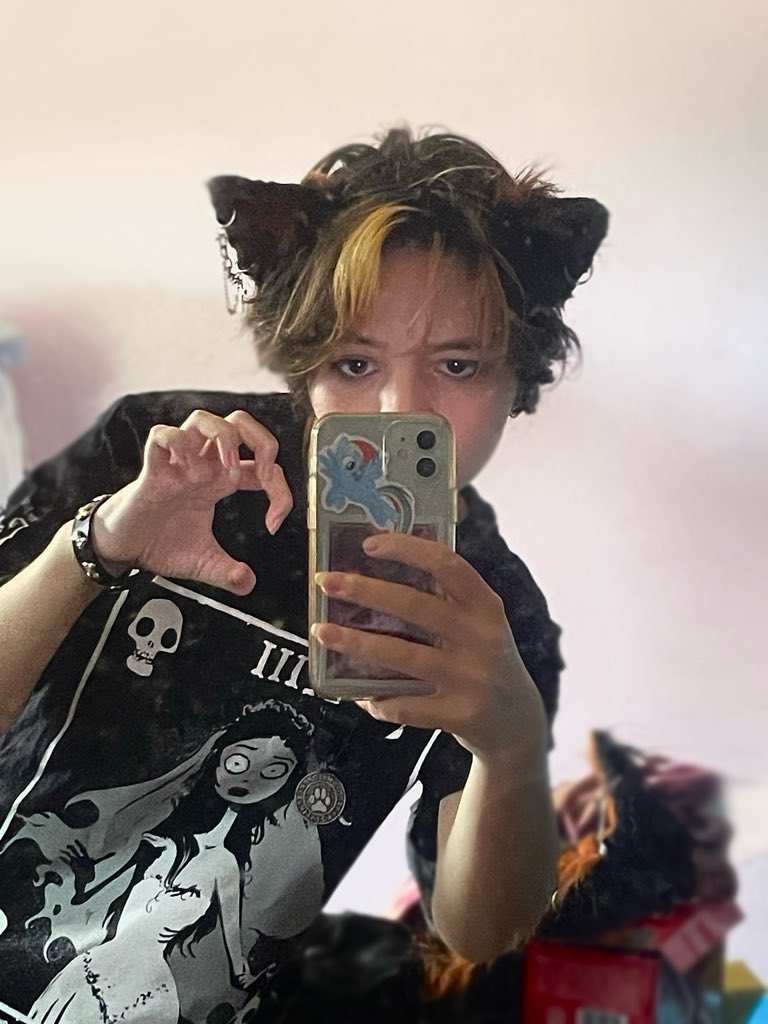 PhenicFox's tweet image. Bow wow 🦴
