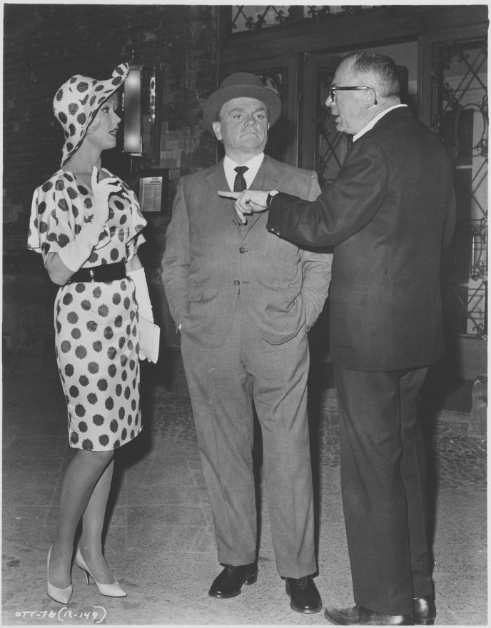 O_Thursday's tweet image. ➡️ Lilo Pulver, #BOTD James Cagney y Billy Wilder en el plató de One, Two, Three (1961).