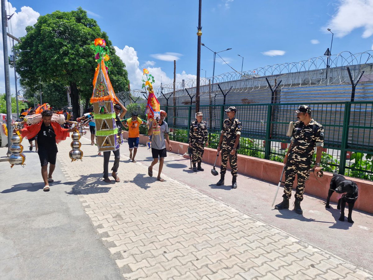 SSB_INDIA's tweet image. 🚩 #KanwarYatra2025 – Haridwar 🚩 #SecurityCommitment
"भोले की राहों पर सुरक्षा का पहरा,
कांवड़ यात्रियों के लिए हरदम तैयार।
#SSB और #UttarakhandPolice का साथ, सावन की कांवड़ यात्रा में सुरक्षा का विश्वास।"
During the sacred month of Sawan, #SSB personnel and #UttarakhandPolice…