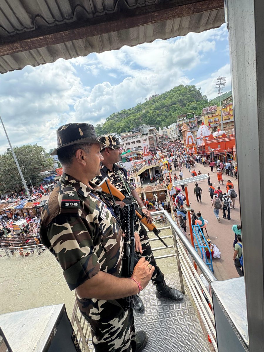 SSB_INDIA's tweet image. 🚩 #KanwarYatra2025 – Haridwar 🚩 #SecurityCommitment
"भोले की राहों पर सुरक्षा का पहरा,
कांवड़ यात्रियों के लिए हरदम तैयार।
#SSB और #UttarakhandPolice का साथ, सावन की कांवड़ यात्रा में सुरक्षा का विश्वास।"
During the sacred month of Sawan, #SSB personnel and #UttarakhandPolice…