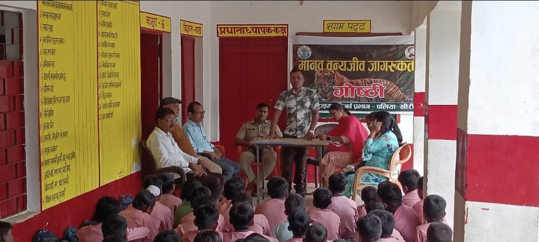 DudhwaTR's tweet image. Dudhwa Tiger Reserve is conducting awareness programs in conflict-prone villages.
Coexistence is the key.
#HumanWildlifeConflict #Dudhwa #WildlifeAwareness
@moefcc @ntca_india @UpforestUp @raju2179