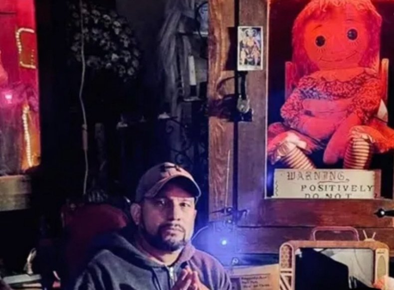 DiariodePuebla's tweet photo. Tras el fallecimiento inesperado de #DanRivera, cuidador de la muñeca #Anabelle, las autoridades siguen investigando la causa.
El influencer de lo #paranormal, se encontraba en la gira #DevilsOnTheRun, en Gettysburg Pensilvania, la cual exhibía a la muñeca.
Casualidad, nadie sabe, pero los #Warrren advirtieron muchas veces que no se sacara de la vitrina a esta figura.
#dangerous
#QDEP