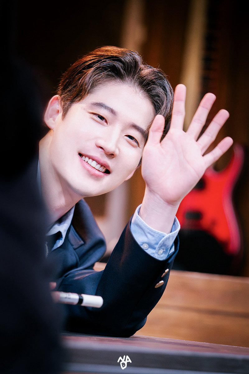 250715 20시 공연
뮤지컬 <머피> 사인회

서장원 役 | #황두현 배우님
-
멀리 있는 휀걸까지 챙겨주는 … ♥︎