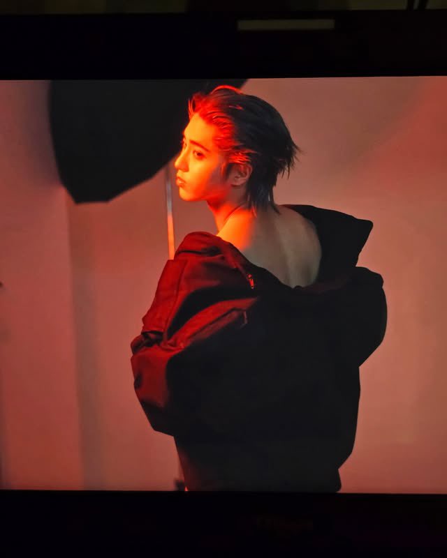 Red light, wet hair, jacket halfway off, whole vibe looking like a scene straight outta a music video. Not trying too hard, just letting the energy do its thing. It's giving main character energy, and I'm kinda obsessed with my own photoshoots..