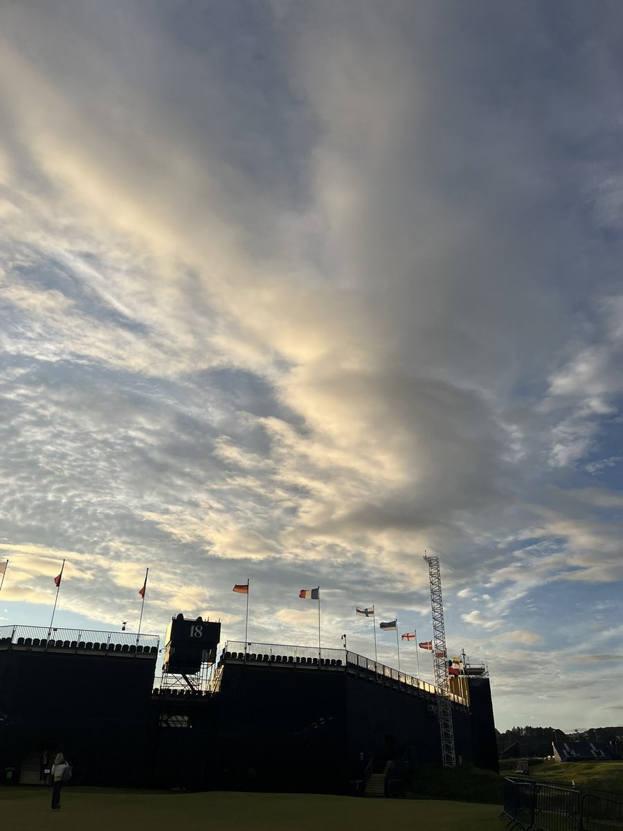 carlmarkham's tweet image. Obligatory shots on the first morning of play @TheOpen
