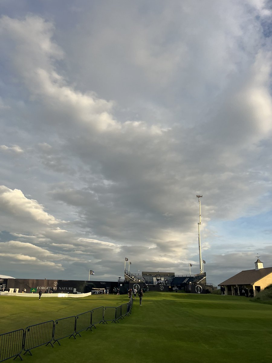 carlmarkham's tweet image. Obligatory shots on the first morning of play @TheOpen