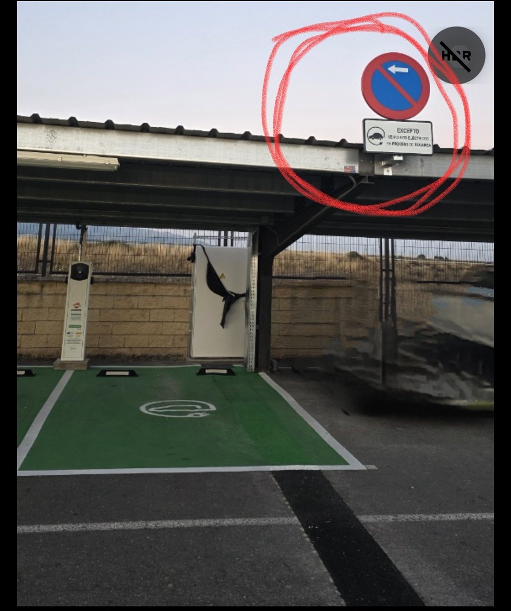 usuariosaveseg1's tweet photo. Sres. de @My_Saba_es ya que nos han suprimido 26 plazas a los usuarios de parking, podrían al menos tapar las señales hasta que estén operativas?
Así nos cuida @My_Saba_es , 3 semanas con 26 plazas inutilizadas. https://t.co/1ftrmC7oVo