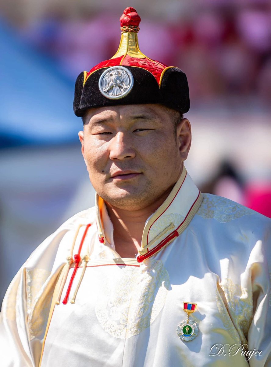 Улсын начин Л.Энхсаруул: Улсын цолтой бөхчүүд дүүрэг, аймагт очиж барилдах зохисгүй. Цол авахгүй барилдаанд барилдаж бусдад саад болох нь дэмий. Улсын цолтой нь улсдаа, аймгийн цолтой нь аймагтаа, сумын цолтой нь сумдаа барилдаж хэвшвэл илүү гоё болох байх.