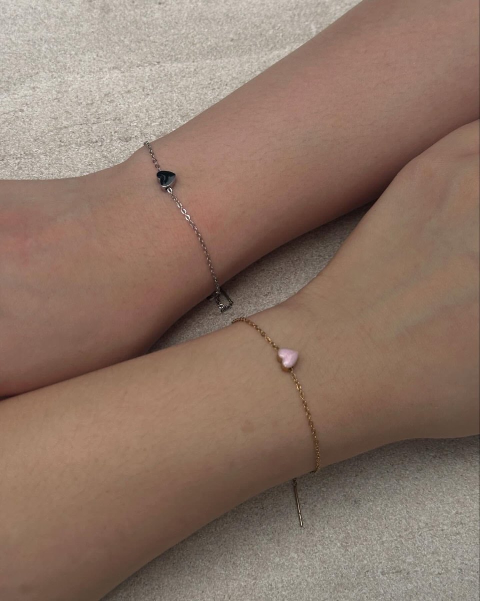 เป็นacc แบรนด์ไทยที่น่ารักปุ้กปิ้กมากๆ ตัวจี้เล้กๆทั้งดาวและหัวใจคือน่ารักสุดๆ < 3 และที่ชอบคือทางร้านเค้ามีตัวcharmขายแยกด้วย แบบว่าถ้าวันไหนอยากจะเปลี่ยนcharm ก็สามารถทำเองได้เลย 🍮🏹💗