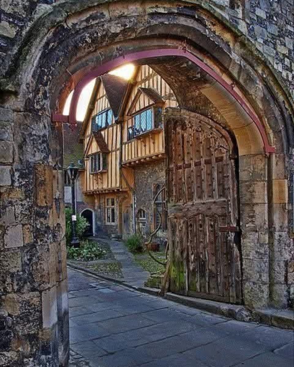 Medieval gate.
Winchester England #driverphotos #lovemycountry #landmark #transport #chilled #frozen #temperature #controlled #refrigerated #couriers