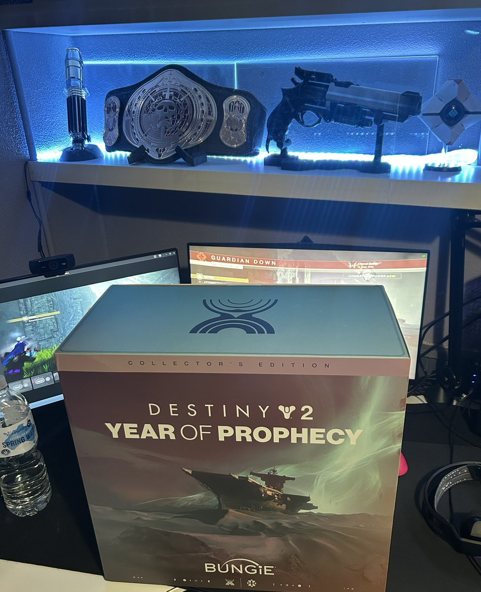 Tyraxe's tweet image. HUGE THANKS to @Bungie for sending me this MASSIVE COLLECTORS EDITION of The Edge of Fate!!
Absolutely loving the expansion so far, and super excited to add these new collectables to my collection💠
#d2creator #d2teof