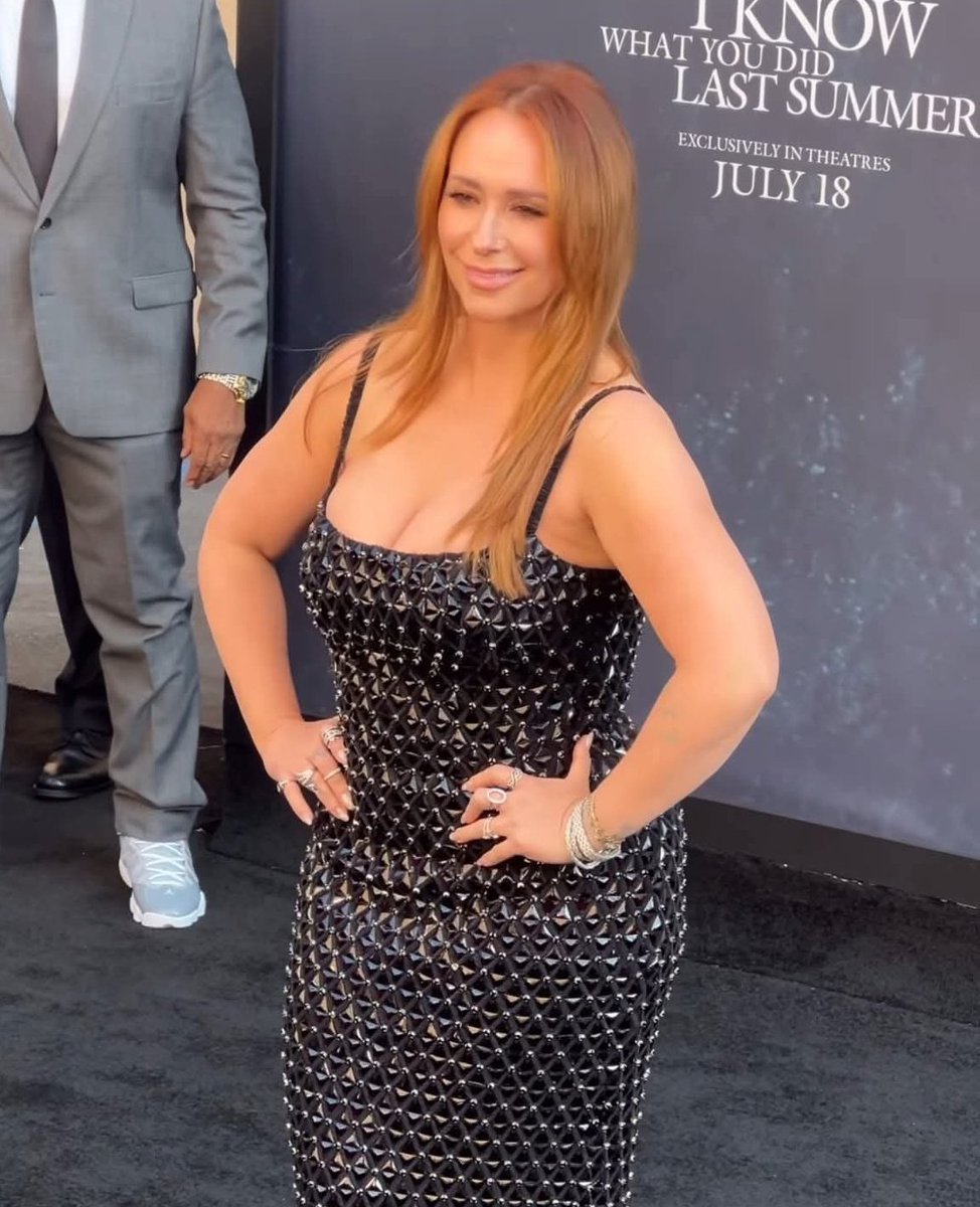 infoluencer's tweet image. Menschen zerreissen sich im Netz mal wieder das Mowl, weil Jennifer Love Hewitt aktuell so ausschaut.
Zwischen all dem Ozempic- & Beauty OP Wahn verlieren Menschen, die alleine wie Gollum mit dem Handy auf der Couch sitzen, komplett das Gefühl für die Realität.
Leave her alone.