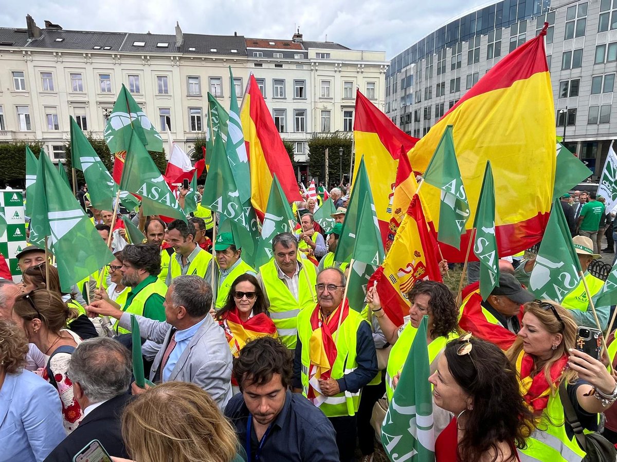 🟢Una delegación de ASAJA Albacete ha participado en Bruselas de la manifestación en defensa de una PAC fuerte, común y bien financiada.
Los agricultores se temen lo peor para esas ayudas imprescindibles que están en el aire, en detrimento -según dicen- del gasto en defensa.