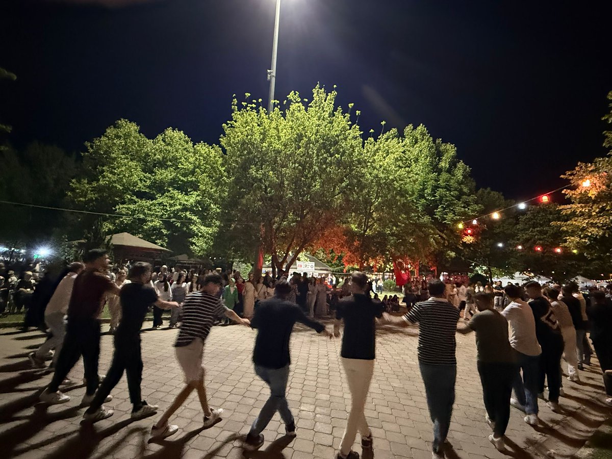 Kültür Sanat Festivali Hemşehrilerimizin Yoğun Katılımıyla Devam Ediyor.

Dernek Çadırımıza Ziyarette Bulunan Milliyetçi Hareket Partisi İnegöl İlçe Başkanı Sn.<a href="/ugurbayrammhp/">Uğur Bayram</a> ve Yönetimine Teşekkür Ederiz.