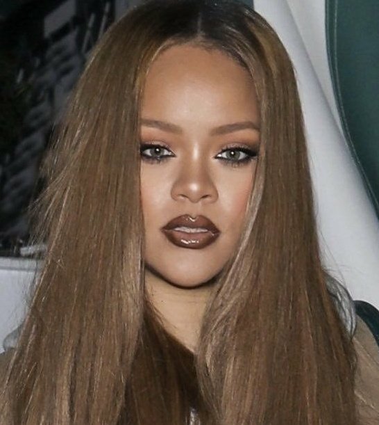 ThePopStuff's tweet image. Rihanna (21.2M) was the most streamed Black female artist on Spotify yesterday, surpassing SZA (19.2M).