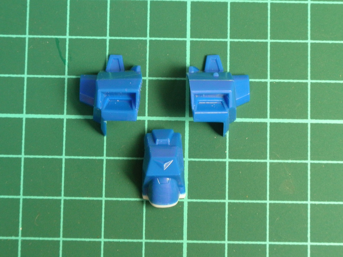 zeriberyuko's tweet image. 旧キット1/144 ガンダムGP01製作記10！形状気になってる箇所、胴体中央。ここ先端と上面に向けてすぼまる変な形。例の設定画やパッケージを見ても真っ直ぐだから絶対直したい。って事で分割、プラ板貼って形整えていきます。貼って削ればいいんでしょ？多分大丈夫ｗ
#ガンプラ #旧キット #ガンダム0083