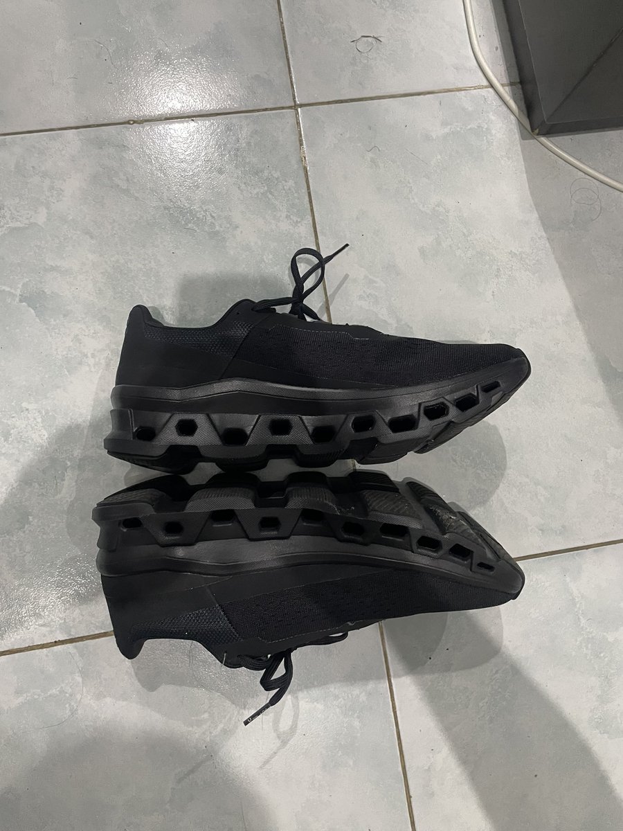 hawtchickn's tweet photo. WTS‼️ 
ON Cloudmonster
size 44.5, baru 1× kali pakai tes jalan indoor, tag mash lengkap
price beli baru 3.3jt, dijual 2.x jt nego 
jual krn mau upsize ke 46

📍Denpasar, Bali
Bisa COD https://t.co/8ejw2LraSb