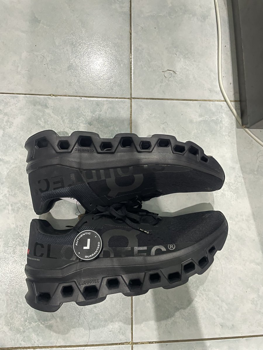 hawtchickn's tweet photo. WTS‼️ 
ON Cloudmonster
size 44.5, baru 1× kali pakai tes jalan indoor, tag mash lengkap
price beli baru 3.3jt, dijual 2.x jt nego 
jual krn mau upsize ke 46

📍Denpasar, Bali
Bisa COD https://t.co/8ejw2LraSb