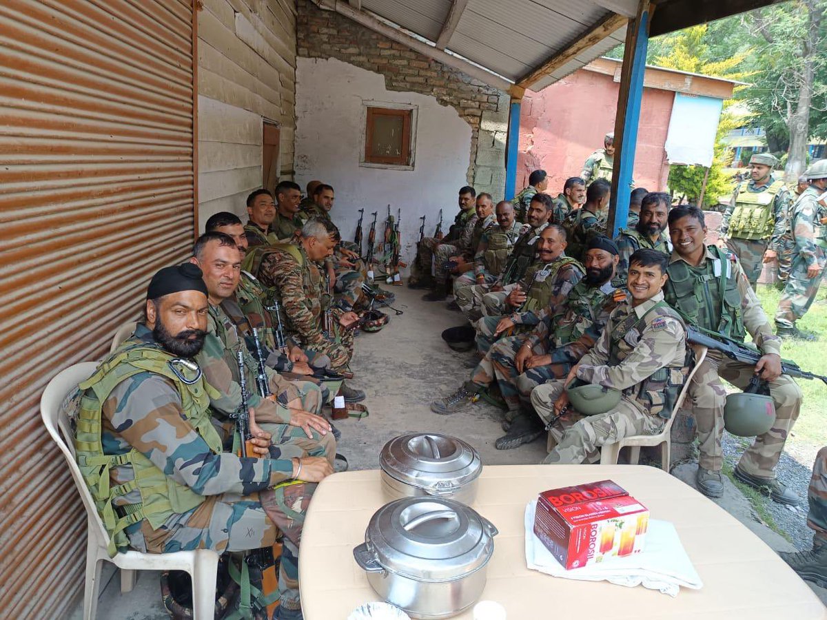 TheNewIndian_in's tweet image. #FLASH: 🚨 CISF’s Parliament Security Team in Commando Training

Select #CISF personnel undergo elite Army training in Kashmir, focusing on urban warfare, counter-terror drills &amp;amp; anti-sabotage ops.

Reports @2025Nihal 

#CommandoTraining #NationalSecurity @HMOIndia @adgpi…