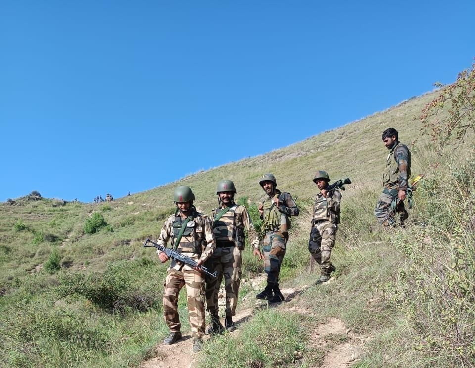 TheNewIndian_in's tweet image. #FLASH: 🚨 CISF’s Parliament Security Team in Commando Training

Select #CISF personnel undergo elite Army training in Kashmir, focusing on urban warfare, counter-terror drills &amp;amp; anti-sabotage ops.

Reports @2025Nihal 

#CommandoTraining #NationalSecurity @HMOIndia @adgpi…