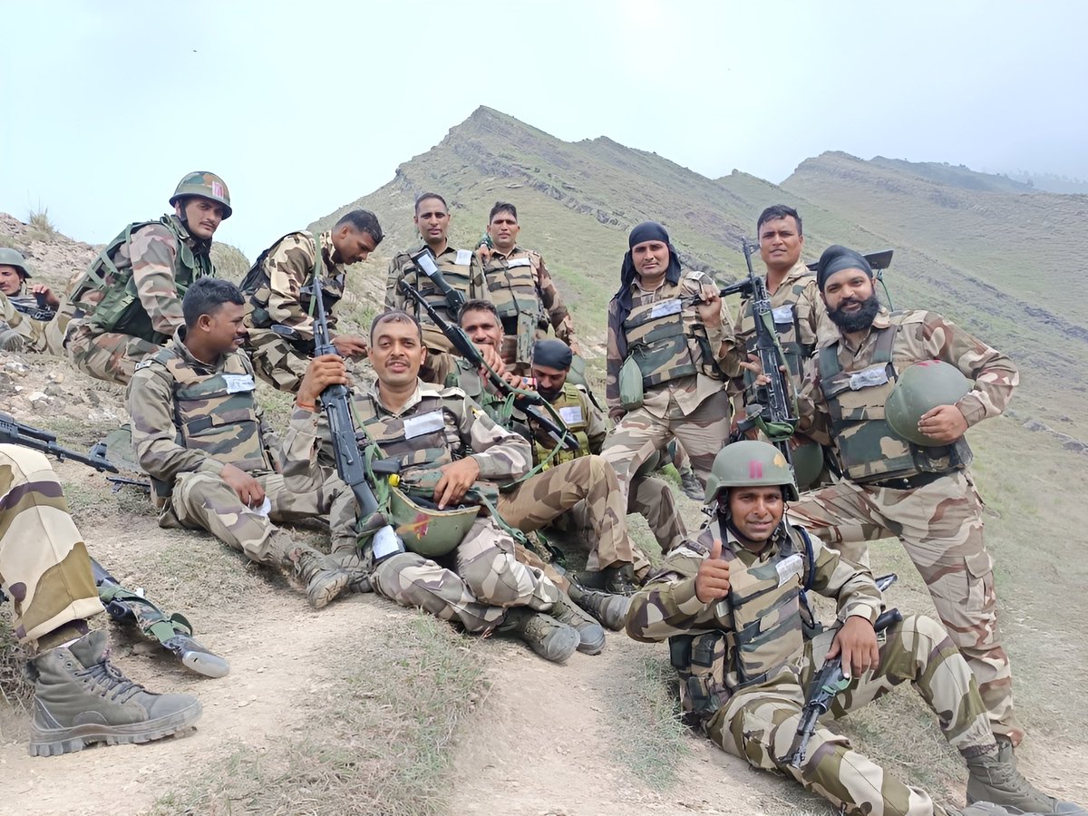 TheNewIndian_in's tweet image. #FLASH: 🚨 CISF’s Parliament Security Team in Commando Training

Select #CISF personnel undergo elite Army training in Kashmir, focusing on urban warfare, counter-terror drills &amp;amp; anti-sabotage ops.

Reports @2025Nihal 

#CommandoTraining #NationalSecurity @HMOIndia @adgpi…