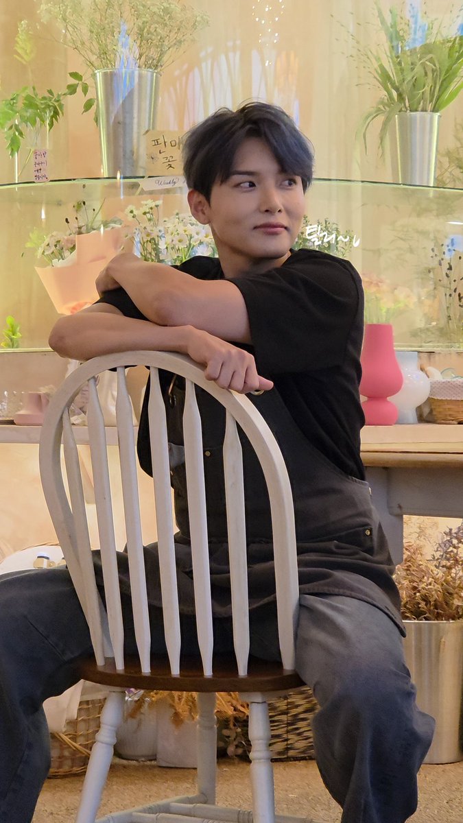 아무리 봐도 사장님이 너무 잘생겼어요.😍😍😍
혼자보기 아까운 미모

#려욱 #RYEOWOOK
#リョウク #厉旭