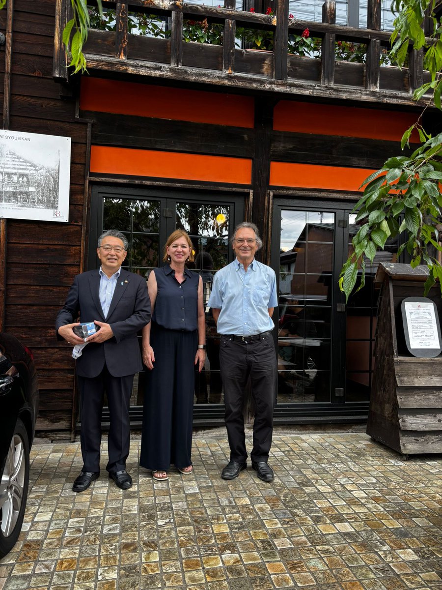GermanAmbJapan's tweet image. 今日はドイツ人建築デザイナーのカール・ベンクス氏にご自宅の「双鶴庵」でお会いでき光栄でした。
何十年も伝統的な古民家の保存と再生に取り組まれ、日本で古民家や里山のライフスタイルの魅力を発信し続けてこられた氏の熱意に感銘を受けました。
貴重な知見を共有くださり、感謝いたします。