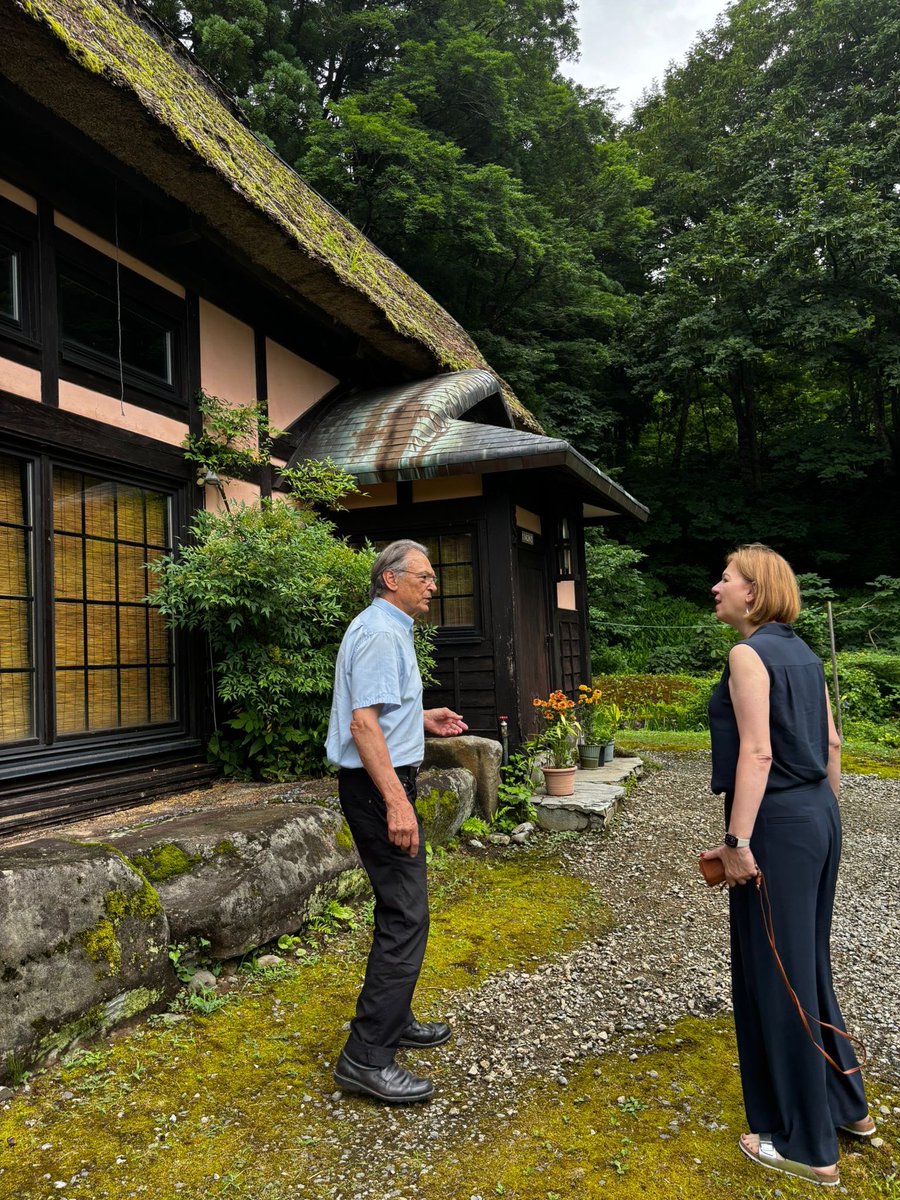 GermanAmbJapan's tweet image. 今日はドイツ人建築デザイナーのカール・ベンクス氏にご自宅の「双鶴庵」でお会いでき光栄でした。
何十年も伝統的な古民家の保存と再生に取り組まれ、日本で古民家や里山のライフスタイルの魅力を発信し続けてこられた氏の熱意に感銘を受けました。
貴重な知見を共有くださり、感謝いたします。