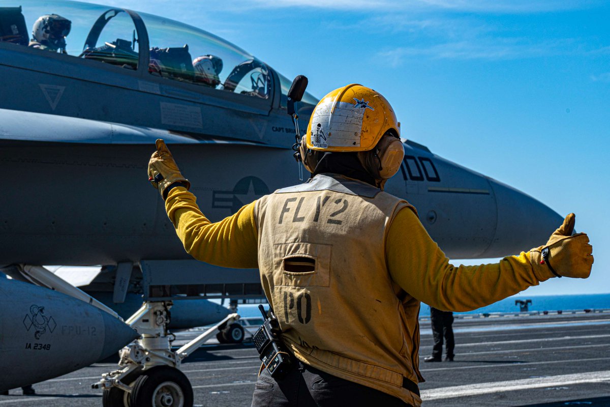 US7thFleet's tweet image. Sailors conduct flight operations on the flight deck of Nimitz-class aircraft carrier USS George Washington (CVN 73) while underway in the Timor Sea in support of Talisman Sabre 2025, July 14, 2025.
📸 by MC2 Tyler Crowley
#USNavy | #TalismanSabre2025