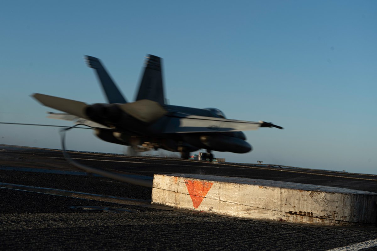 US7thFleet's tweet image. Sailors conduct flight operations on the flight deck of Nimitz-class aircraft carrier USS George Washington (CVN 73) while underway in the Timor Sea in support of Talisman Sabre 2025, July 14, 2025.
📸 by MC2 Tyler Crowley
#USNavy | #TalismanSabre2025