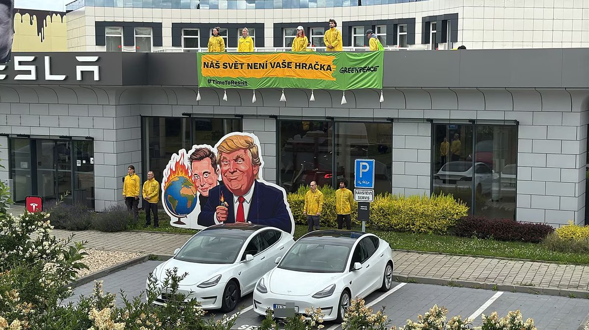 Jeden ze života 😅 Takové to, když potřebuješ nechat v práci v garážích Teslu, ale radši ji co nejvíc zamaskuješ, aby nepřišla k úhoně, protože víš, že tvoje kolegyně je z Greenpeace a chodí protestovat proti Muskovi.