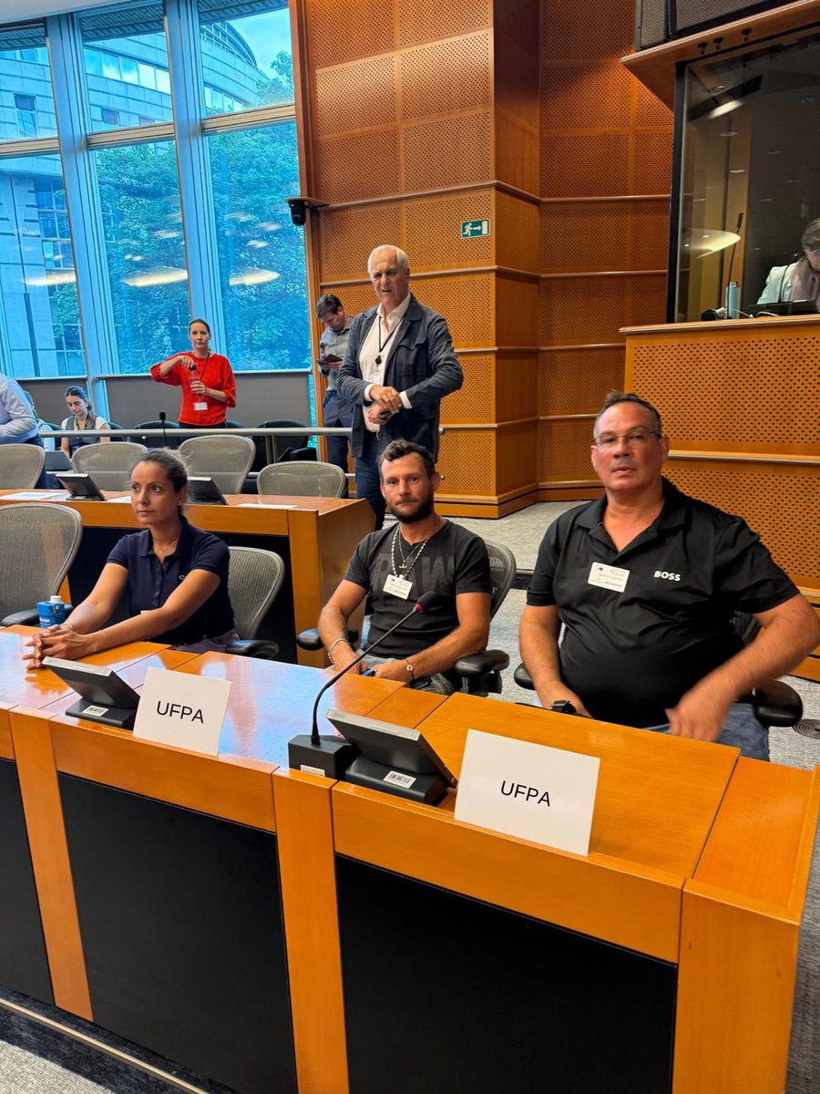DQuintrec74501's tweet photo. L'UFPA était présent hier au Parlement Européen. Invité à la Commission de la PAC  ... 
Encore une fois de plus les agriculteurs vont payés un lourd tribu , diminution des aides de la PAC   , et ce qui a retenu mon attention c'est ce qu'à dis le commissaire Européen Christophe Hansen ; les agriculteurs devrons faire des efforts  !!! 
Des efforts les agriculteurs comme  les pêcheurs artisans en font constamment depuis des décennies  !!!
Les agriculteurs comme les pêcheurs sont porteurs de solutions sur énormément de sujets  ! 
Mais aux yeux des buraucrates de Bruxelles ça n'est jamais assez  !!!
Alors si les agriculteurs décidais d'aller à Bruxelles nous les rejoindrons !!!
#CR #AGRIPECH #UFPA #RÉSISTANCE #BRUXELLES #ONTARRIVES
