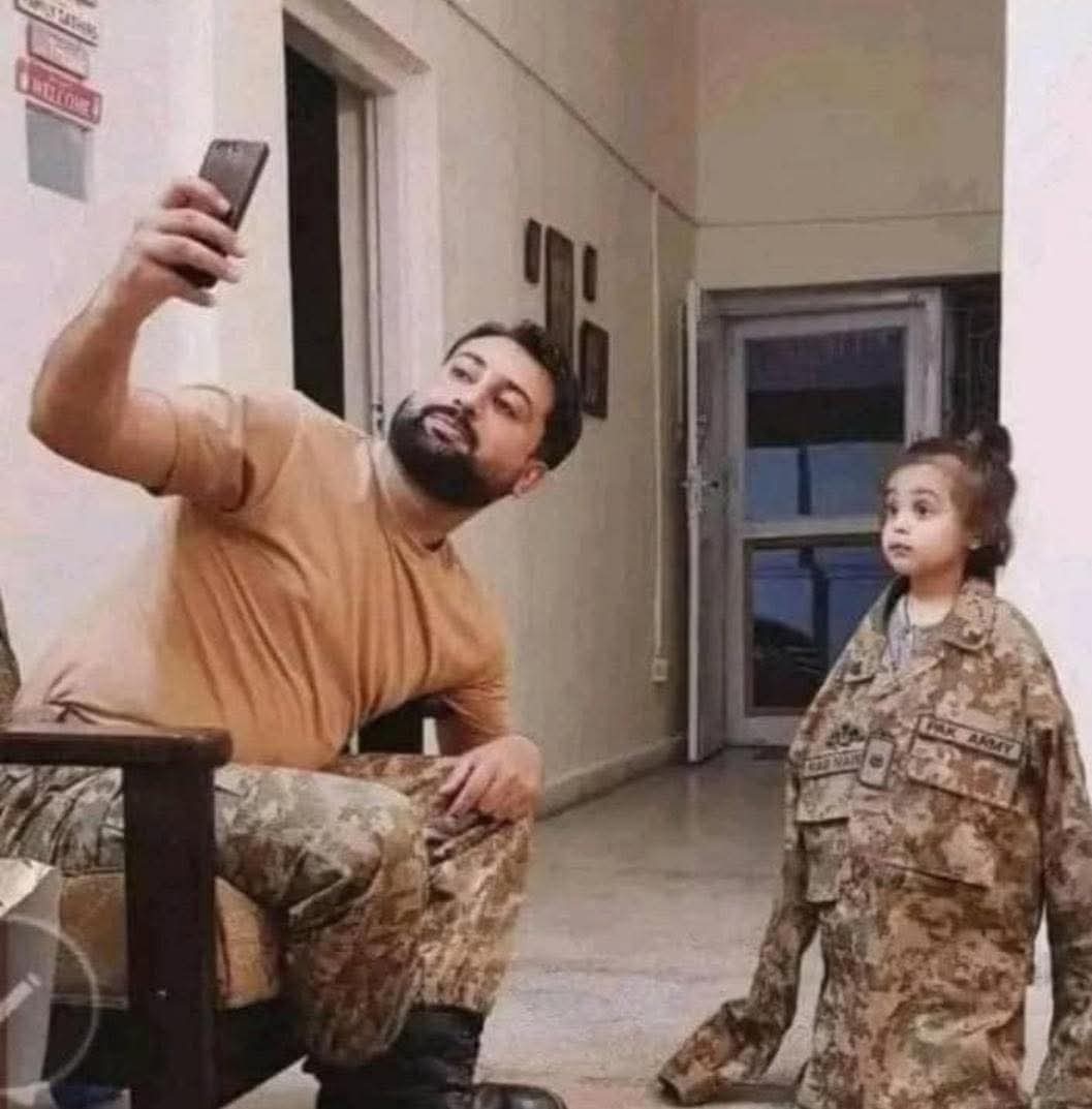 اِنّا لِلّٰهِ وَاِنّا اِلَيْهِ رَاجِعُوْن 
مظفرآباد آزاد کشمیر سے تعلق رکھنے والے نوجوان میجر رب نواز گیلانی بلوچستان میں دہشت گردوں سے لڑتے ہوئے شہید ہو گئے۔ اللہ پاک  درجات بلند فرمائے ۔ آمین