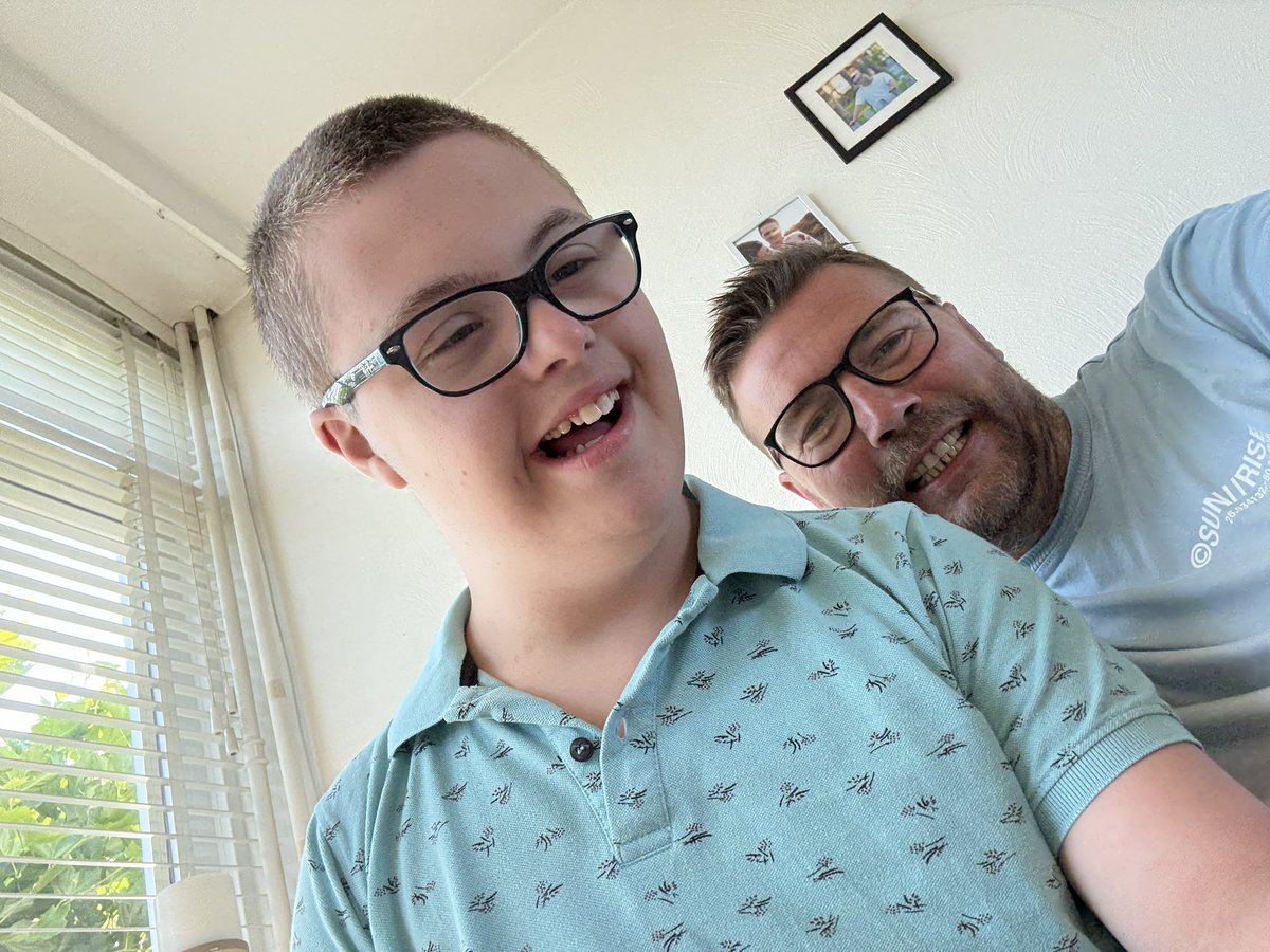 Goedemorgen
Er was een vervanger dus Stijn kon lekker judoën gisteren. Vandaag een hoop gezelligheid want ze organiseren een lunch voor de familie bij de dagbesteding. 
Dit jaar gaan zijn moeder en zijn jongste zus. Gezelligheid en eten dat ligt Stijn wel 😂
Foto made by Stijn 😊