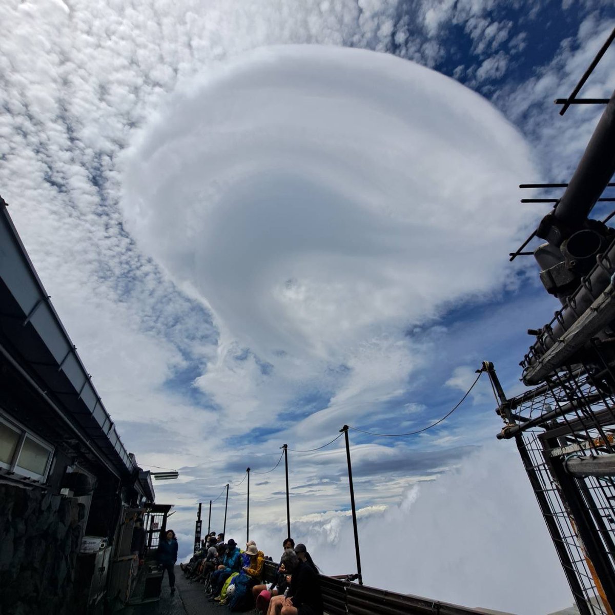 富士山では現在、上部に雲がかかっており、強風の天気が続いています。仲間から送られてきた吉田側の上部にも吊るし雲(強風の証)が出現しており、転滑落や低体温、落石のリスクが高まっています。(写真1枚目:富士宮6合目、2枚目:吉田側8合目、どちらも13:30頃の様子)