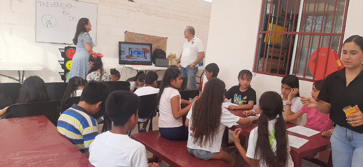 abrazandosonri1's tweet photo. ¡Aprendimos, jugamos y compartimos!
Hoy recibimos a los alumnos de la Universidad Vizcaya, quienes nos hablaron sobre valores, prevención y equidad de género de una forma divertida: entre cuentos, juegos, dibujos y un semáforo de prevención.
@bujia_la @RacsoZemog @CPJannyBarrera https://t.co/bgeVhPm77V