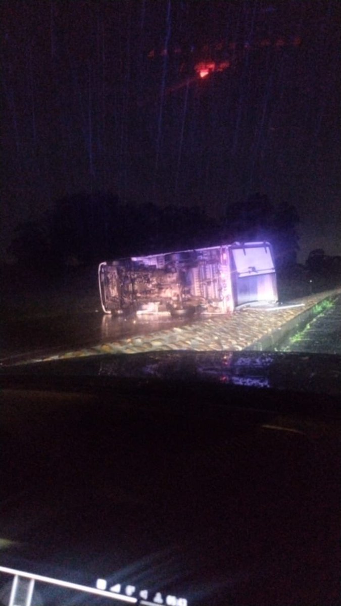 IsaacSileku's tweet image. ๐จ ๐จ MVA โ Brackenfell
๐๏ธ 17/07/2025 | ๐ 05:30
๐ R304 on-ramp to N1 (Inbound)
Hyundai HMV lost control.
โ
No injuries/fatalities
๐ง Ramp closed โ use alternative routes
๐ฎโโ๏ธ SAPS Kraaifontein, B12 & B44 on scene
๐ Self-reported
Stay calm and alert. Your safety matters.