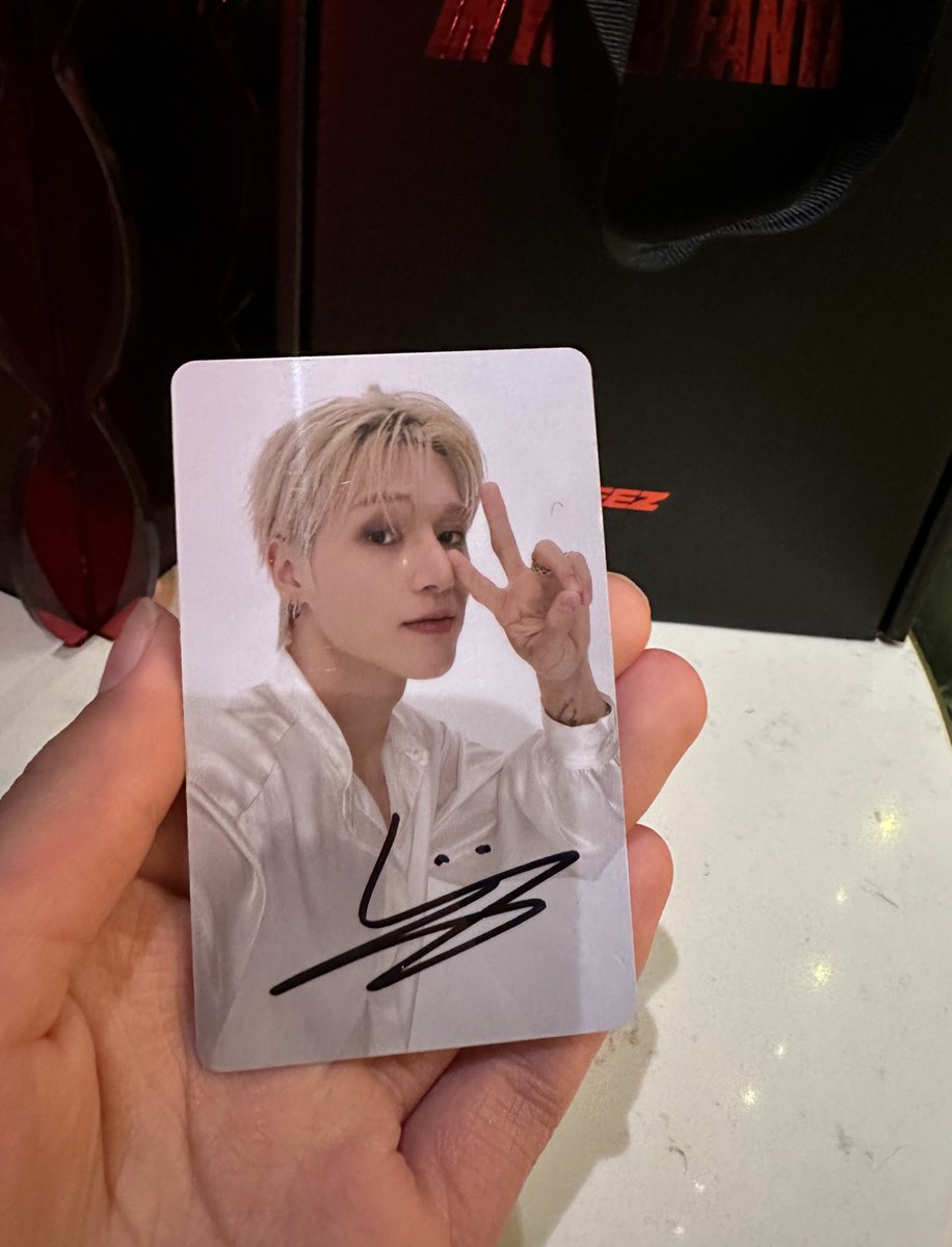 woosanric's tweet photo. quite literally fell to the floor after pulling a signed wooyoung lucky draw😭😭😭

#ATEEZinBaltimore #ATEEZ_in_Baltimore #InYourFantasyTour #InYourFantasyBaltimore
#ATEEZWorldTour2025 https://t.co/KgfegtIiLU