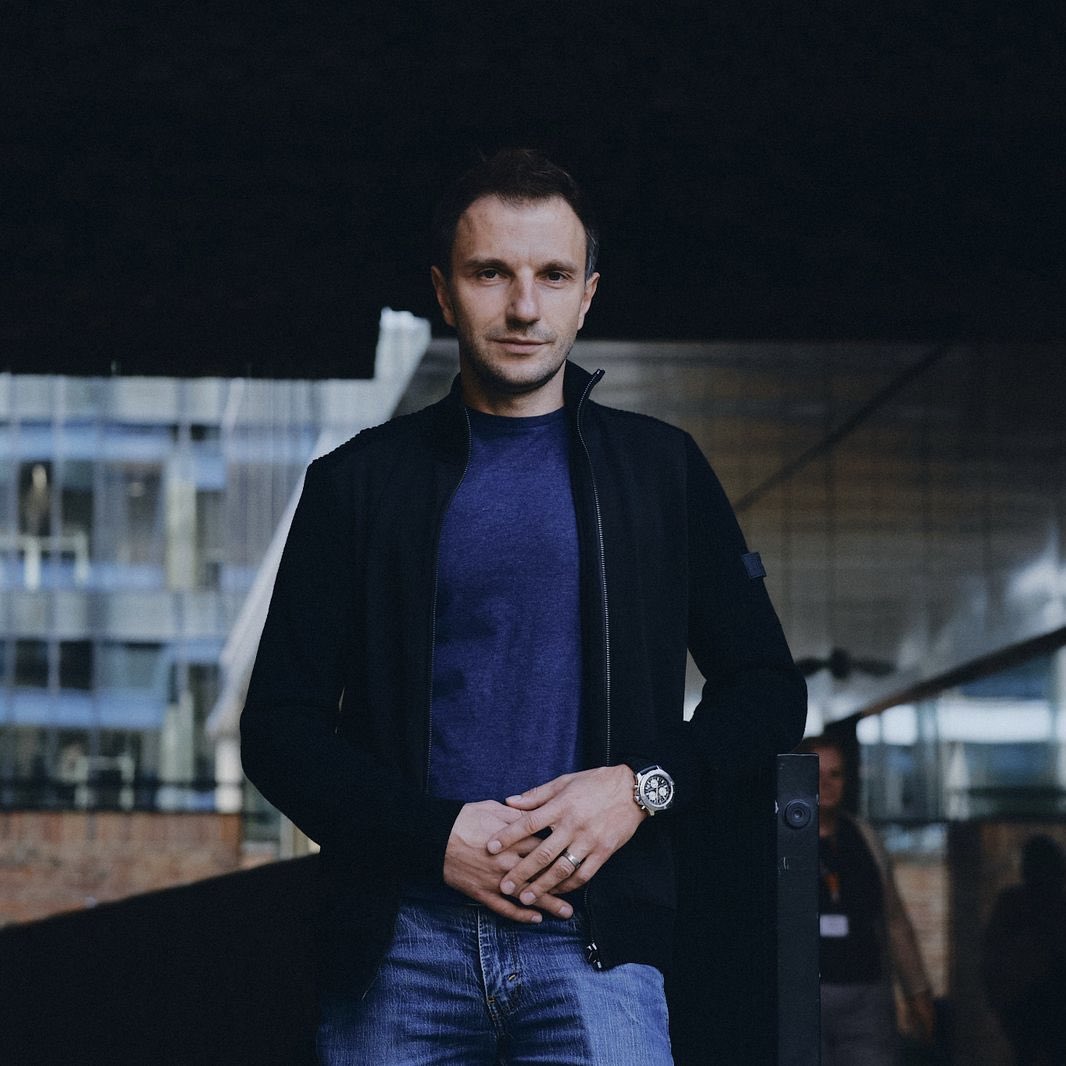 Forbes поспілкувався з CEO Tickets.uа Андрієм Інгульським.

Пандемія та повномасштабна війна стали випробуванням для Tickets.uа. Спершу обмеження на пересування через COVID, потім –закрите небо перекроїло бізнес.

Новий фокус – автобусні перевезення, експансія та додаткові