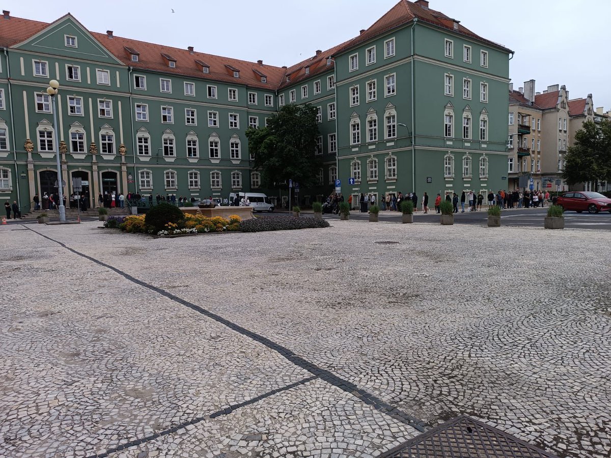 Wiecie co to? Kolejka do Urzędu Miasta w Szczecinie.

Tak jest codziennie od ponad 2 lat. Prezydent nic nie umie z tym zrobić XD 

I tak się powoli żyje w tym bastionie PO